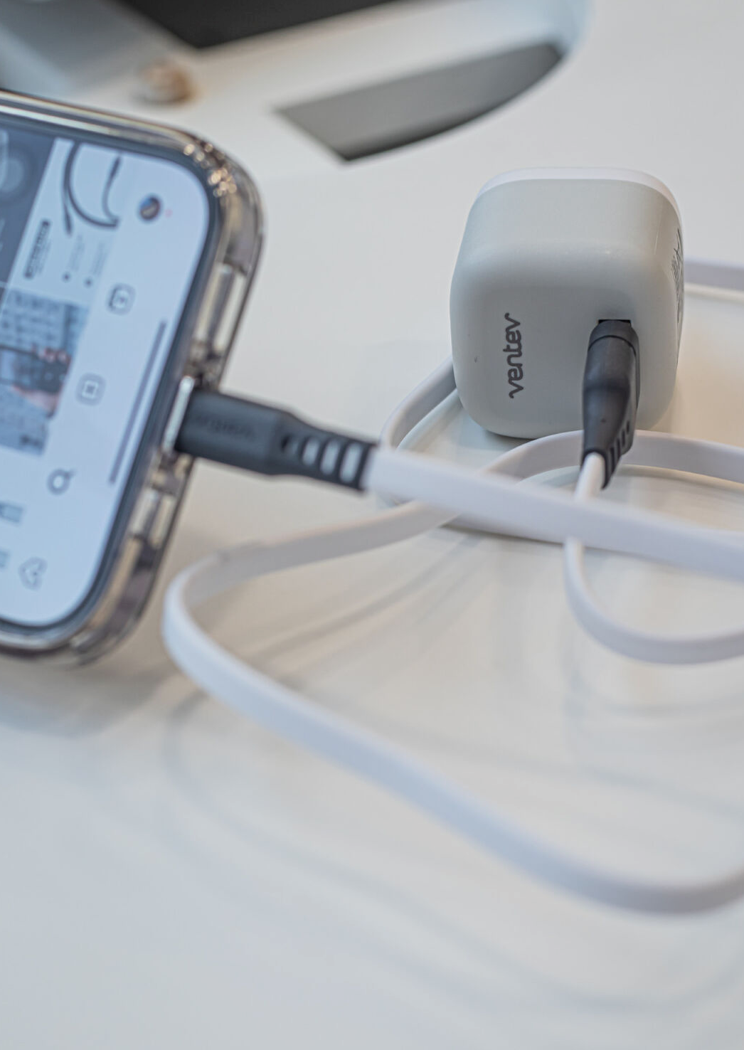 Ventev - Cargador de pared de 12W con Cable plano USB A a Lightning 1 metro - Blanco