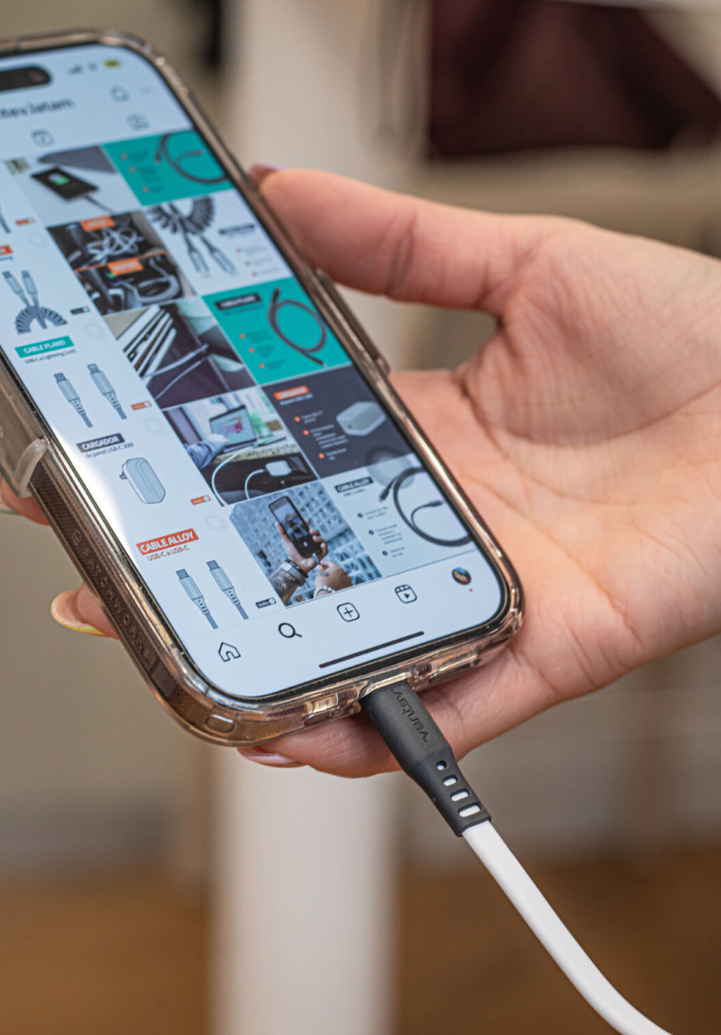 Ventev - Cargador de pared de 12W con Cable plano USB A a Lightning 1 metro - Blanco