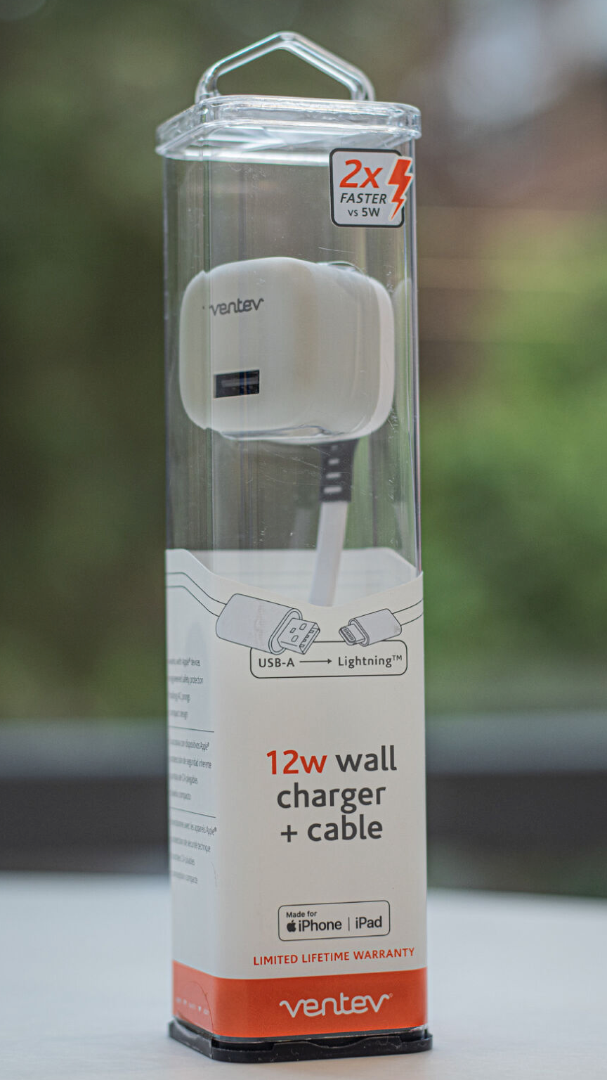 Ventev - Cargador de pared de 12W con Cable plano USB A a Lightning 1 metro - Blanco